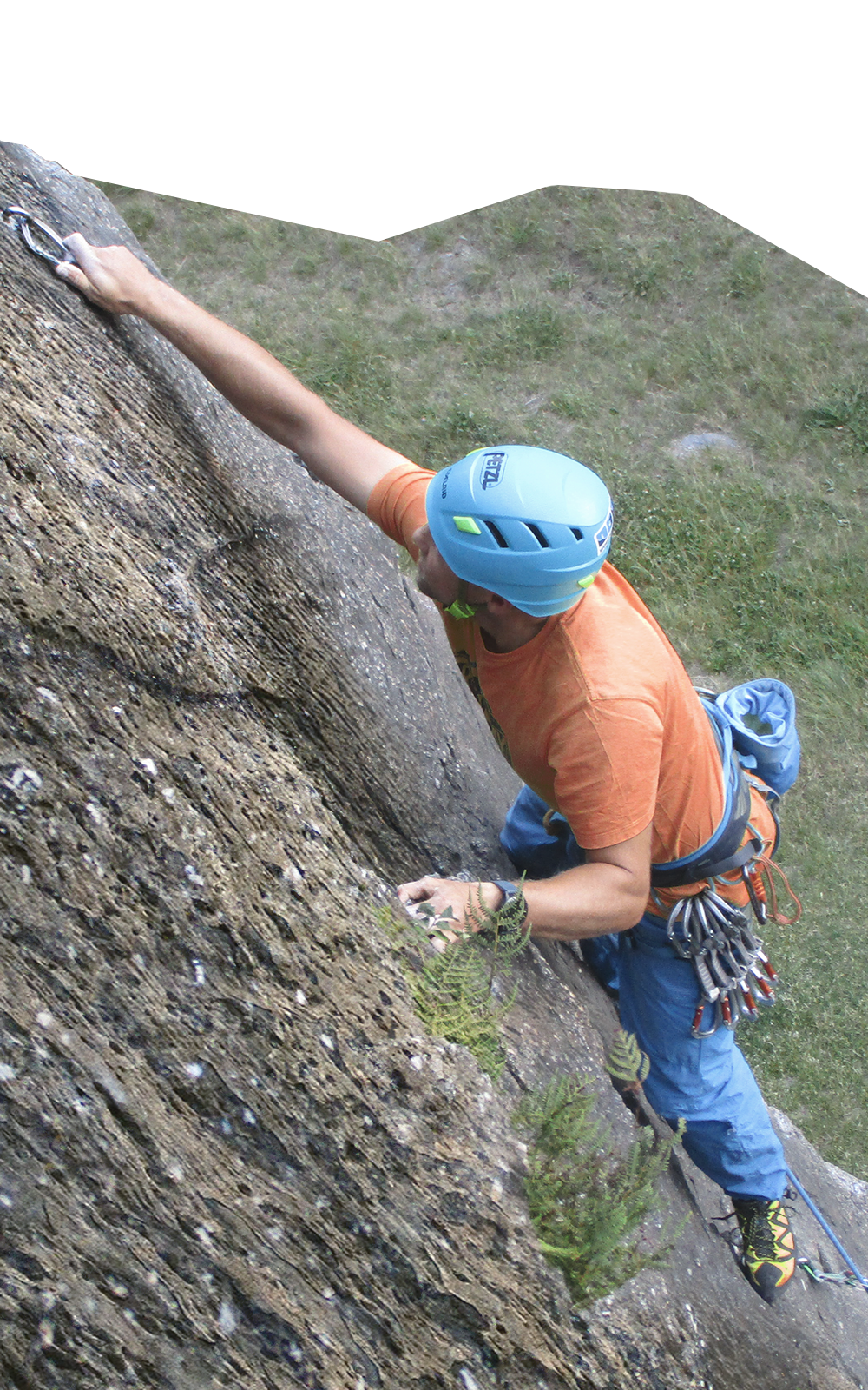 grimpeur mettant une dégaine dans un spit en valais à dorénaz dans le cadre d'un cours d'escalade avec lionel bonvin