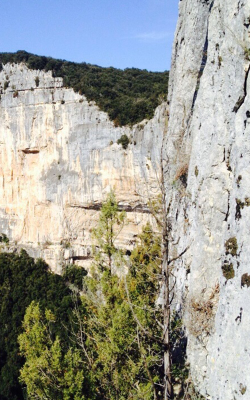 Vue rochers dans le verdon dans le cadre d'un cours d'escalade donné par lionel bonvin