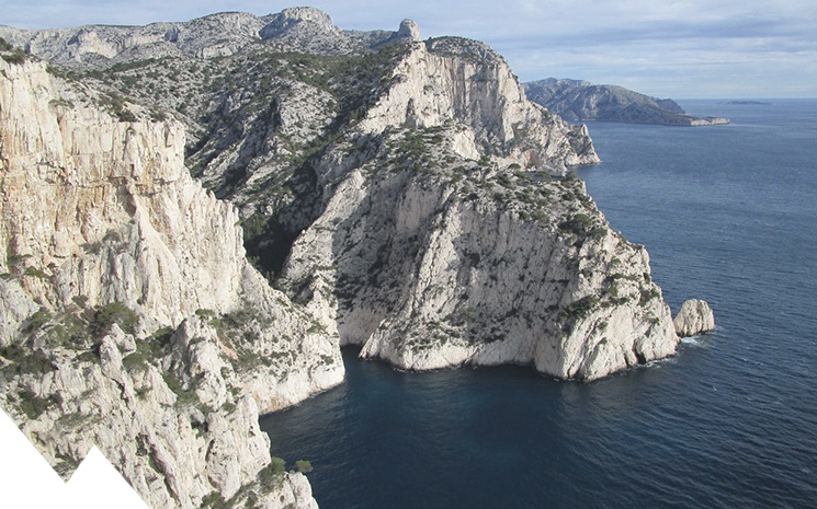 vue d'un paysage des calanques lors d'un camp d'escalade organisé par lionel bonvin